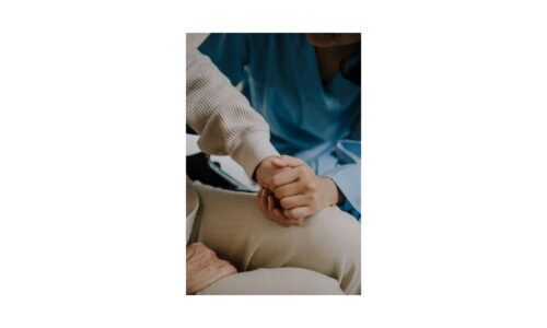 介護認定の訪問調査を受ける高齢者と家族の様子。申請時の注意点を解説する画像。