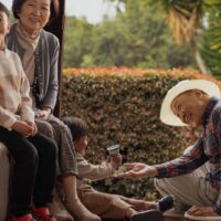 介護現場でのパワハラを象徴するイメージ。職員同士の対立やストレスを表現。