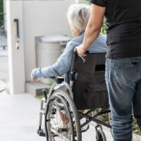 介護 楽しくないと感じる人に向けた、楽しくない中で楽しむ方法を示すイメージ