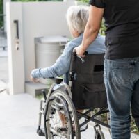 親の介護が続かない理由を解説した図解。負担軽減の具体策や専門家のアドバイスを含む。