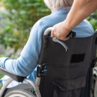 親の介護 先が見えない不安を解消するための5つの具体策を示した図解。