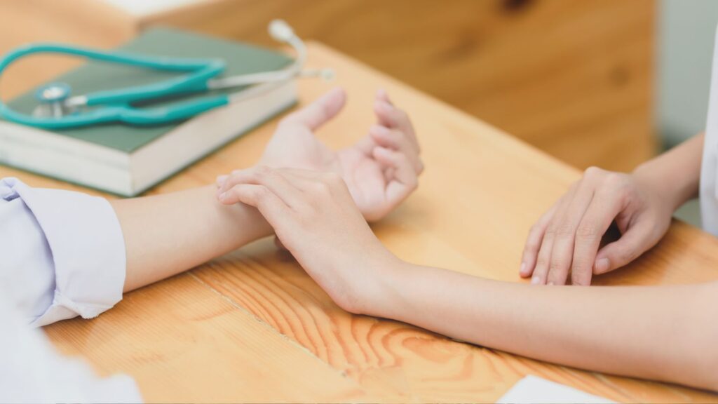 「親の介護 一人ぼっち」で悩む人が支援制度を利用し、介護負担を軽減している様子のイラスト