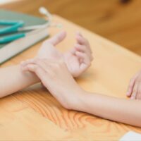 「親の介護 一人ぼっち」で悩む人が支援制度を利用し、介護負担を軽減している様子のイラスト
