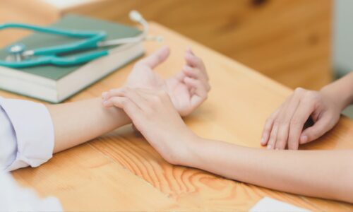 「親の介護 一人ぼっち」で悩む人が支援制度を利用し、介護負担を軽減している様子のイラスト