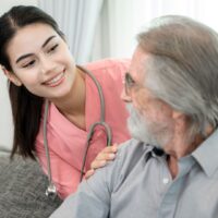 「親の介護 一人ぼっち」に悩む人が介護支援制度を利用し、負担を軽減している様子のイラスト