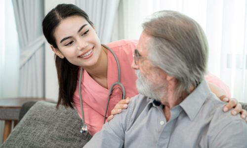 「親の介護 一人ぼっち」に悩む人が介護支援制度を利用し、負担を軽減している様子のイラスト
