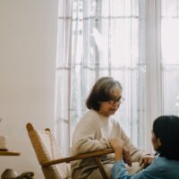親の介護 勉強 の基本を解説するイラスト。初めての介護学習に役立つ5つのポイントを紹介