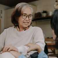 親の介護 やる気ある 人向けに、楽しみながら長続きさせるコツを紹介するイラスト。