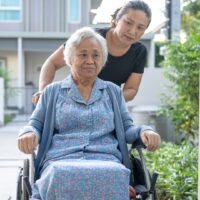 親の介護 やる気ある 人が燃え尽きを防ぐためのバランスを考えるイラスト。無理なく続ける方法を解説。