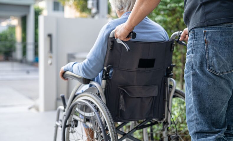 親の介護のコツを解説する専門家。負担を減らしながら介護を続ける方法を紹介。
