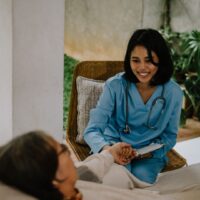 親の介護 コツを活用し、負担を減らしながら笑顔で介護をする家族の様子