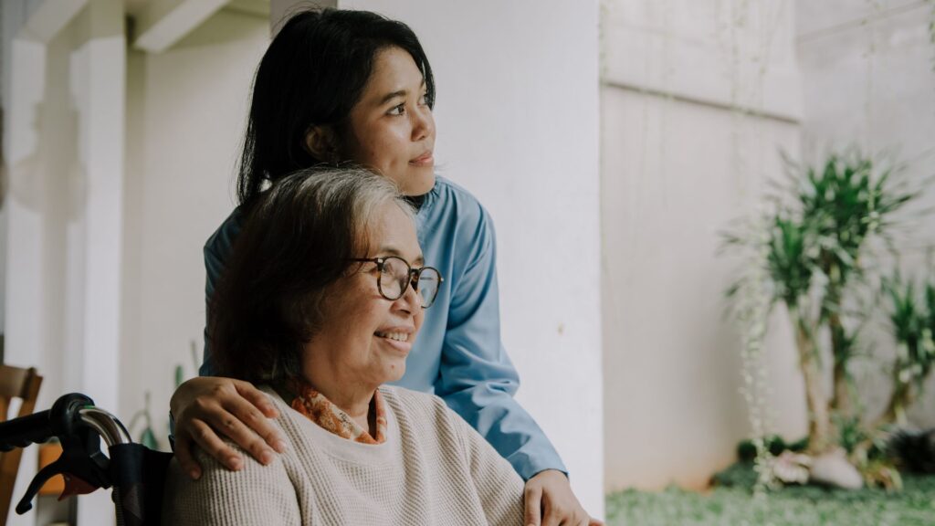 親の介護 楽しい時間を過ごす親子が笑顔で会話している様子