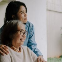 親の介護 楽しい時間を過ごす親子が笑顔で会話している様子