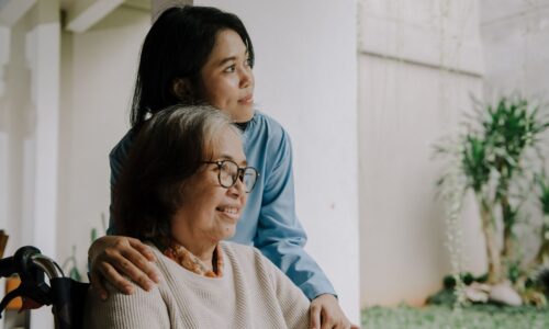 親の介護 楽しい時間を過ごす親子が笑顔で会話している様子