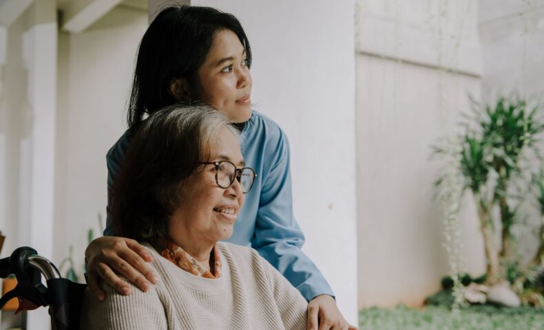 親の介護 楽しい時間を過ごす親子が笑顔で会話している様子