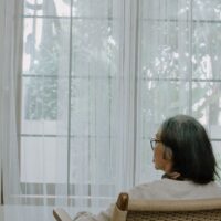 親の介護を楽にする工夫を実践する介護士と高齢者
