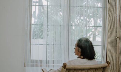 親の介護を楽にする工夫を実践する介護士と高齢者