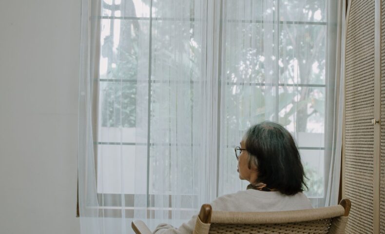 親の介護を楽にする工夫を実践する介護士と高齢者