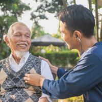 親の介護 報酬型を活用し、家族の負担を軽減する介護者の様子