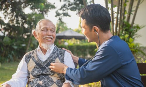 親の介護 報酬型を活用し、家族の負担を軽減する介護者の様子