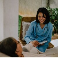 親の介護 初めて で悩む家族が、最初にやるべきことを学んでいる様子