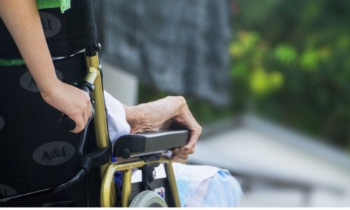親の介護 初めて の人が、介護のプロからアドバイスを受けている様子