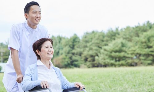 親の介護 休む ことは可能！無理なく介護を続けるためのサポート制度や便利な介護サービスを活用する方法