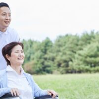 親の介護 支援制度｜公的サポートを活用する家族の様子