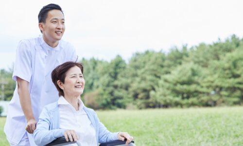 親の介護 支援制度｜公的サポートを活用する家族の様子
