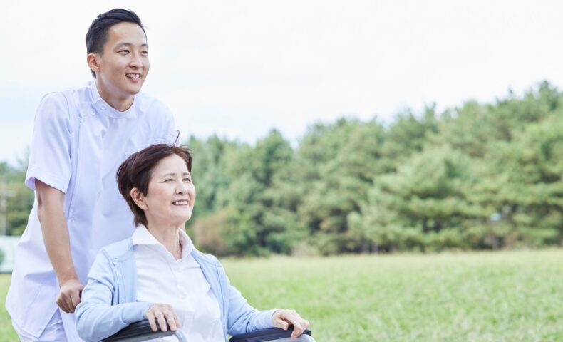 親の介護 支援制度｜公的サポートを活用する家族の様子