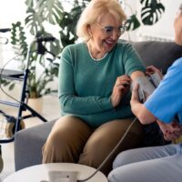 親の介護に向き合う一人っ子が支援を求める様子