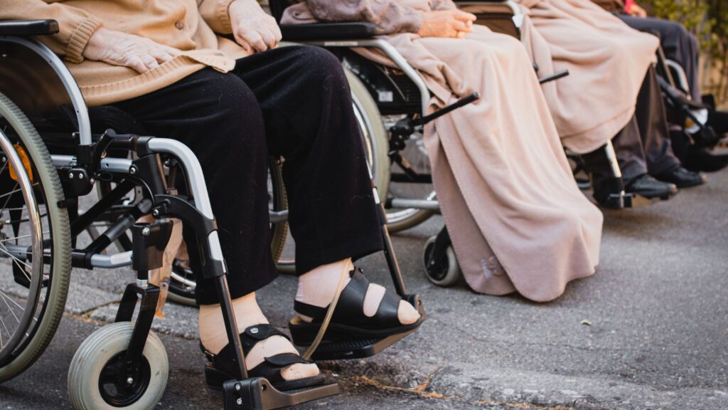 親の介護保険の申請手続きと活用方法を解説するイメージ画像