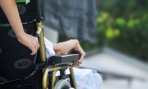 親の介護 相談をする家族とケアマネージャー。介護負担を軽減する方法を話し合う様子。