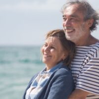 介護求人の情報を比較して、自分に合った職場を探している求職者。