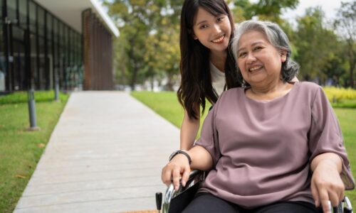 介護リーダー 悩み | 人手不足の現場でチームをまとめるリーダーの苦悩