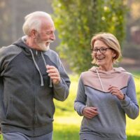介護業界 悩み を抱える現場スタッフがストレスを感じる様子と、それを解決するための対策イメージ