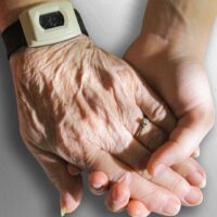 介護業界 悩み を抱えるスタッフが給料、人間関係、激務に悩んでいる様子と、それを解決するための対策イメージ