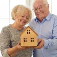 介護 困りごと に直面する現場スタッフが悩んでいる様子と、それを解決するための対策イメージ