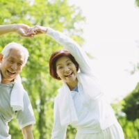 介護 困りごと に直面する現場スタッフの悩みと、その解決策を考える様子