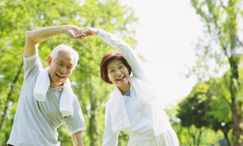 介護 困りごと に直面する現場スタッフの悩みと、その解決策を考える様子