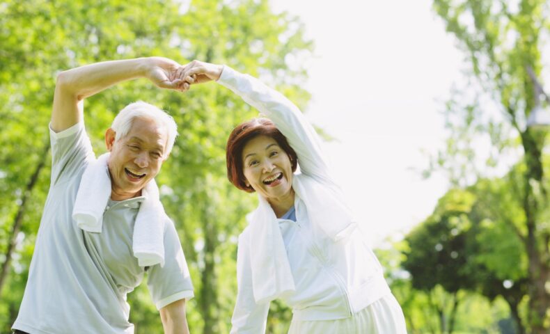 介護 困りごと に直面する現場スタッフの悩みと、その解決策を考える様子