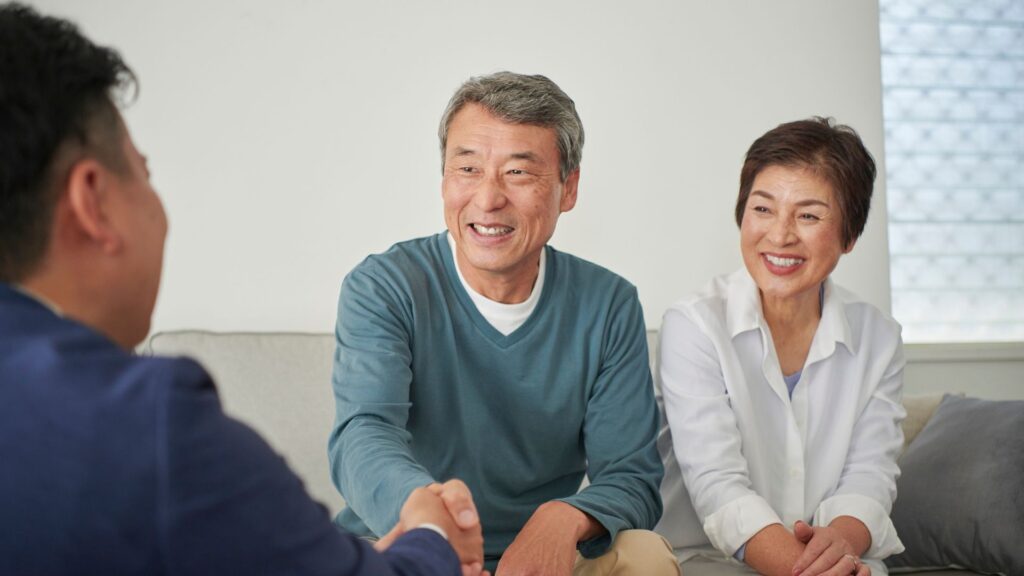 介護の悩みを電話で相談する女性が安心した表情で通話している様子