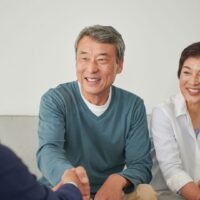 介護の悩みを電話で相談する女性が安心した表情で通話している様子