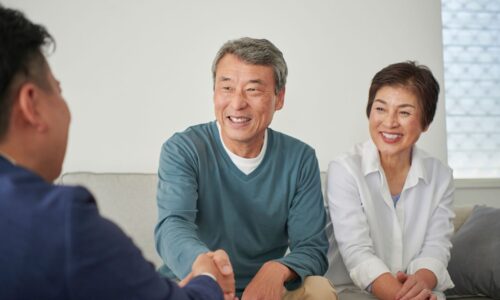 介護の悩みを電話で相談する女性が安心した表情で通話している様子