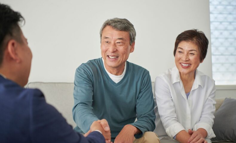 介護の悩みを電話で相談する女性が安心した表情で通話している様子