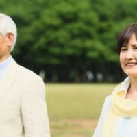 介護の悩みを抱えた女性が電話で相談して安心している様子｜介護 悩み相談 電話