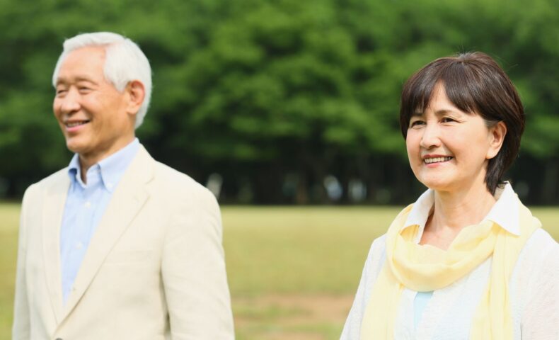 介護の悩みを抱えた女性が電話で相談して安心している様子｜介護 悩み相談 電話
