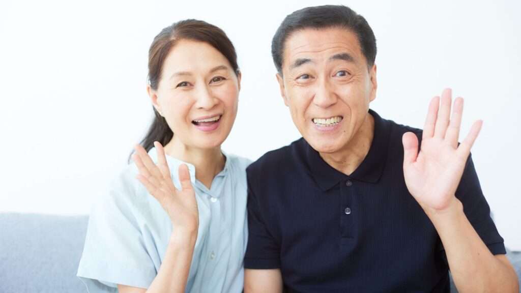 介護と仕事の両立に悩む40代男性のイメージ写真