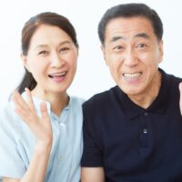 介護と仕事の両立に悩む40代男性のイメージ写真