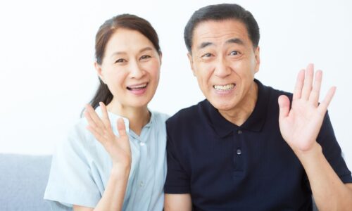 介護と仕事の両立に悩む40代男性のイメージ写真